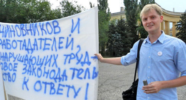 Пикет под лозунгом "Российские законы обязательны для всех!" состоялся на площади Ленина. Волгоград, 7 июля 2012 г. Фото Татьяны Филимоновой для "Кавказского узла"