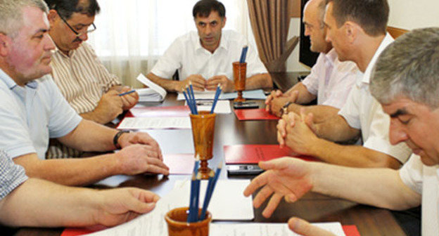 Заседание депутатского объединения (фракции) «Справедливая Россия» при Народном Собрании РД. Дагестан, Махачкала, 27 июня 2012 г. Фото www.riadagestan.ru