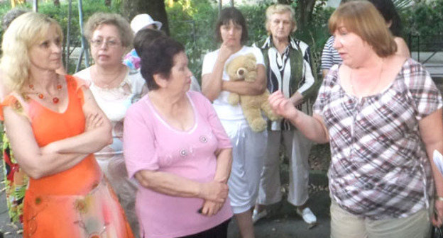 Директор ООО "РЭО-5" Ольга Костенко (справа) беседует с жителями микрорайона «Гагаринский» . Сочи, 6 июля 2012 г. Фото Светланы Кравченко для "Кавказского узла"