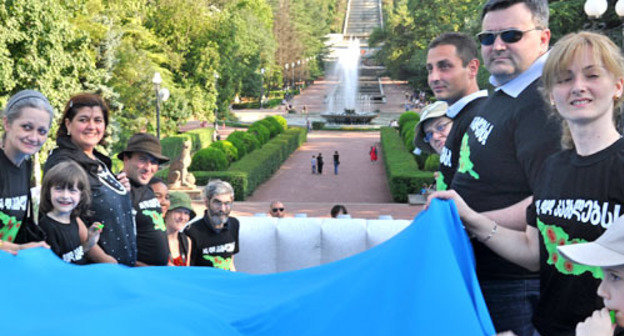 Акция "Нет большим плотинам!" прошла в Тбилиси в парке Ваке. Грузия, 7 июля 2012 г. Фото Ираклия Мачарашвили предоставлено ассоциацией "Зеленая альтернатива"