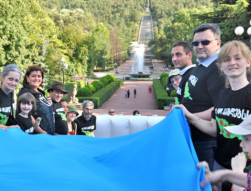 Акция "Нет большим плотинам!" прошла в Тбилиси в парке Ваке. Грузия, 7 июля 2012 г. Фото Ираклия Мачарашвили предоставлено ассоциацией "Зеленая альтернатива"