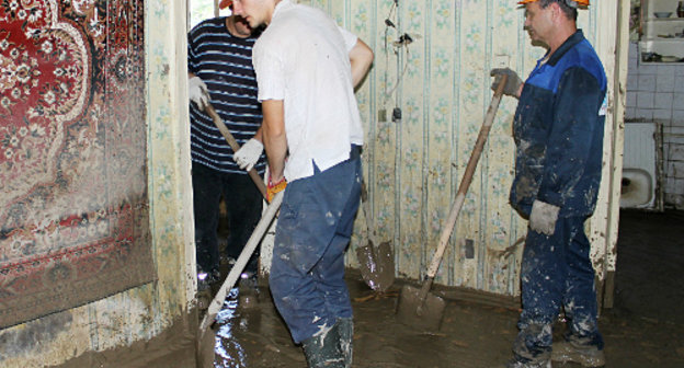 Волонтеры из Абинска очищают дом от грязи. Краснодарский край, Крымск, 9 июля 2012 г. Фото Никиты Серебряникова для "Кавказского узла"
