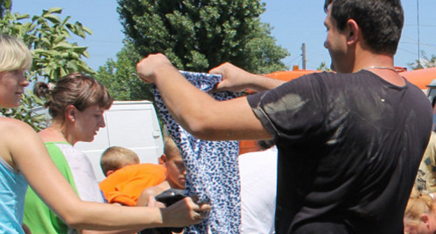 Краснодарский край, Крымск, 9 июля 2012 г. Раздача гуманитарной помощи на улице. Фото Никиты Серебряникова для "Кавказского узла"