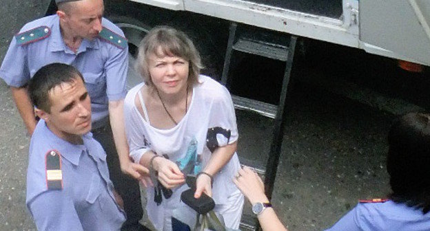 Конвой выводит Елену Спасскую из автомобиля для перевозки заключенных. Сочи, 10 июля 2012 г. Фото Светланы Кравченко для "Кавказского узла"