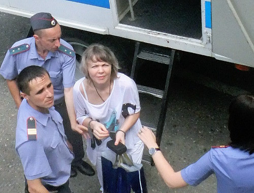 Конвой выводит Елену Спасскую из автомобиля для перевозки заключенных. Сочи, 10 июля 2012 г. Фото Светланы Кравченко для "Кавказского узла"