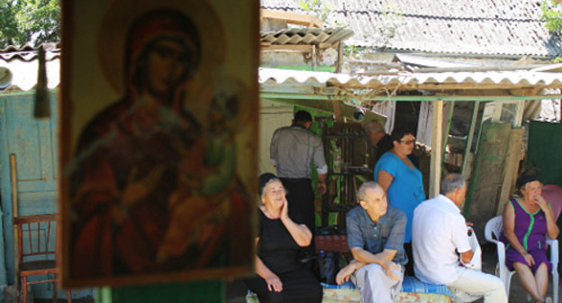 Краснодарский край, Крымск, 9 июля 2012 г. Родные провожают погибшую в последний путь. Фото Никиты Серебрянникова для "Кавказского узла"