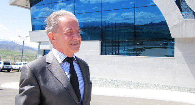 Начальник Управления гражданской авиации при правительстве Нагорного Карабаха Дмитрий Адбашьян у здания нового аэропорта. Фото Алвард Григорян для "Кавказского узла"