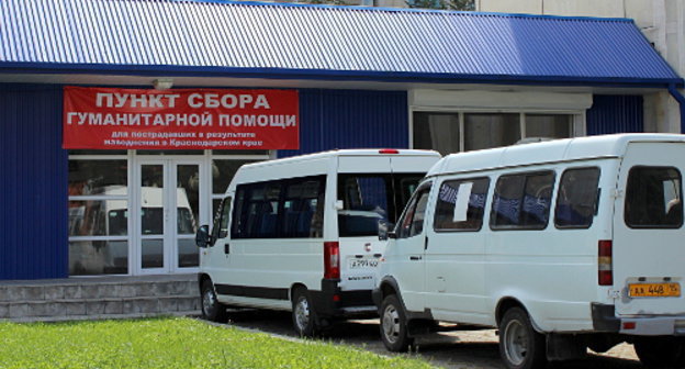 У пункта сбора гуманитарной помощи для пострадавших от наводнения. Владикавказ, июль 2012 г. Фото Эммы Марзоевой для "Кавказского узла"