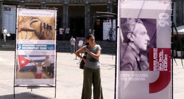 Жительница Еревана изучает афиши кинофестиваля "Золотой абрикос". Ереван, июль 2012 г. Фото Армине Мартиросян для "Кавказского узла"