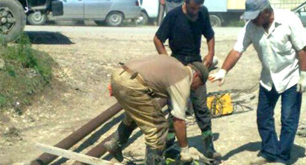 Ведутся ремонтные работы на месте аварии газопровода в Левашинском районе. Дагестан, 11 июля 2012 г. Фото предоставлено пресс-службой ГУ МЧС России по Республике Дагестан, 05.mchs.gov.ru