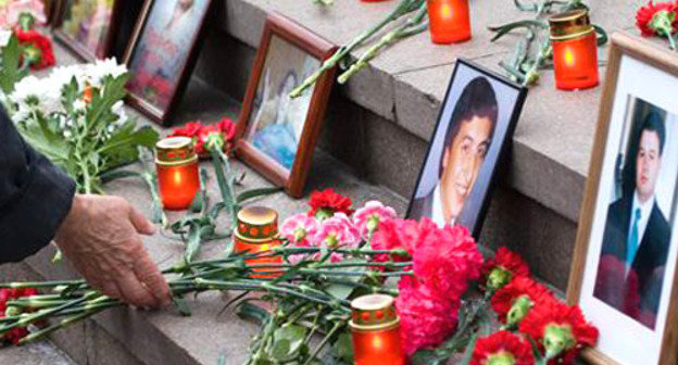 У Театрального центра на Дубровке почтили память жертв теракта «Норд-Ост». Москва, 26 октября 2010 г. Фото Юрий Тимофеев (RFE/RL)