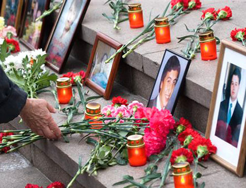 У Театрального центра на Дубровке почтили память жертв теракта «Норд-Ост». Москва, 26 октября 2010 г. Фото Юрий Тимофеев (RFE/RL)