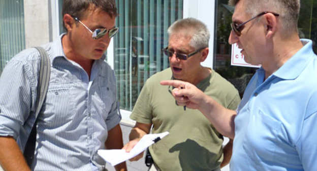 Эдурад Идрисов с адвокатами Виталием Шипулиным и Геннадием Карлышевым (слева направо). Сочи, 12 июля 2012 г. Фото Светланы Кравченко для "Кавказского узла"