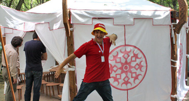 Всероссийский молодежный форуме «Машук-2012». На снимке: скифо-аланский шатер, собранный представителями делегации Северной Осетии-Алании. Ставропольский край, 12 июля 2012 г. Фото Олеси Диановой для "Кавказского узла"