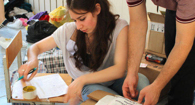 Сбор гуманитарной помощи для пострадавших от наводнения в Крымске. Владикавказ, 12 июля 2012 г. Фото Эммы Марзоевой для "Кавказского узла"