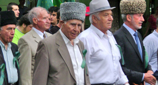 Старейшины во время траурного шествия в День памяти жертв Кавказской войны. Адыгея, Майкоп, 21 мая 2012 г. Фото Олега Чалого для "Кавказского узла"