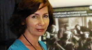 Наталья Эстемирова. Екатеринбург, 6 июня 2009 г. Фото Анны Пастуховой, Екатеринбургское общество "Мемориал" Наталья Эстемирова. Екатеринбург, 6 июня 2009 г. Фото Анны Пастуховой, Екатеринбургское общество "Мемориал"