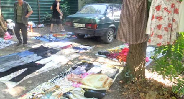 Стихийный "блошиный рынок" вновь возник на придомовых территориях и возле строительных заборов дороги-дублера на улице Чайковского. Сочи, 15 июля 2012 г. Фото Светланы Кравченко для "Кавказского узла"