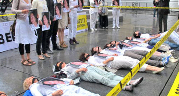 Акция памяти Натальи Эстемировой прошла в Париже. 15 июля 2012 г. Фото предоставлено Amnesty International