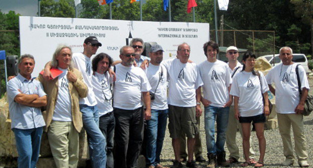 Участники второго международного симпозиума по скульптуре "Акоп Гюрджян", Нагорный Карабах, город Шуши, 13 июля 2012 г. Фото Алвард Григорян для "Кавказского узла"