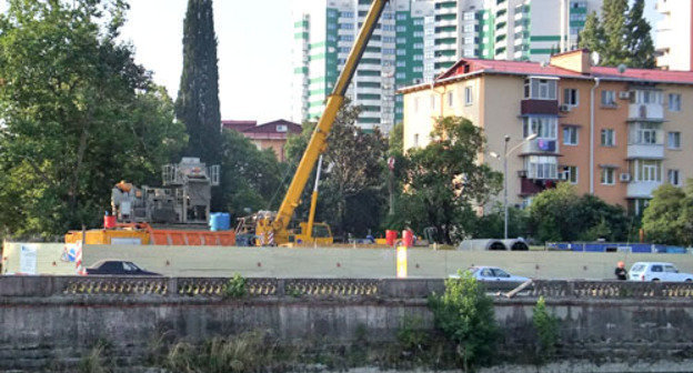 Строительная фирма ЗАО «ПРиСС» на перекрестке двух улиц заняла под стройку более ста метров муниципальной территории. Сочи, 16 июля 2012 г. Фото Светланы Кравченко для "Кавказского узла"