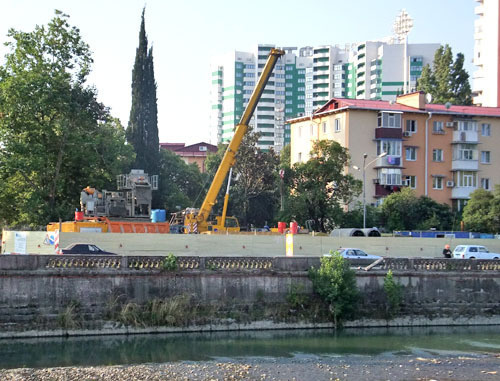 Строительная фирма ЗАО «ПРиСС» на перекрестке двух улиц заняла под стройку более ста метров муниципальной территории. Сочи, 16 июля 2012 г. Фото Светланы Кравченко для "Кавказского узла"