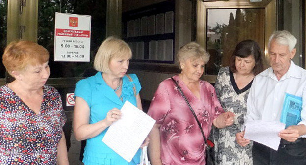 Жители Сочи, пострадавшие от действий Елены Ковальской, пришли на процесс выступить на стороне Нины Дубовой (на фото - слева) в качестве свидетелей. Краснодарский край, Сочи, 16 июня 2012 г. Фото Светланы Кравченко для "Кавказского узла"