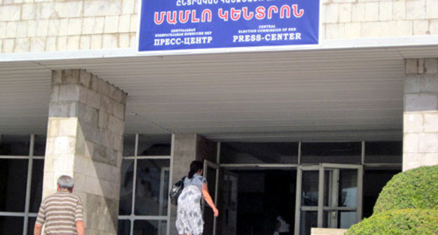 Пресс-центр при Центральной избирательной комиссии Нагорного Карабаха начал работу в Степанакерте. Нагорный Карабах, 18 июля 2012 г. Фото Алвард Григорян для "Кавказского узла"