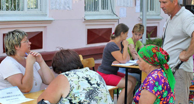 Прием заявлений от пострадавших жителей Крымска возле администрации города. Краснодарский край, 13-14 июля 2012 г. Фото Никиты Серебрянникова для "Кавказского узла" 