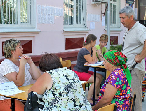Прием заявлений от пострадавших жителей Крымска возле администрации города. Краснодарский край, 13-14 июля 2012 г. Фото Никиты Серебрянникова для "Кавказского узла" 