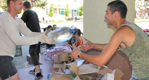 Волонтеры разгружают гуманитарную помощь для жителей Крымска. Краснодарский край, 13-14 июля 2012 г. Фото Никиты Серебрянникова для "Кавказского узла"