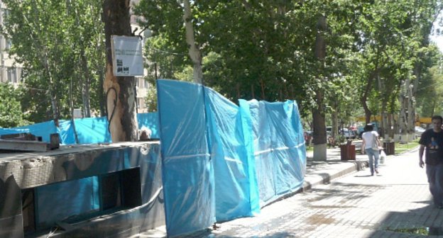 Строительные работы на улице Абовяна. Ереван, июль 2012 г. Фото Армине Мартиросян для "Кавказского узла"