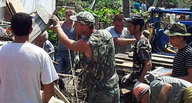 Команда волонтеров из Волгограда помогает ликвидировать последствия наводнения в станице Нижнебаканской. Краснодарский край, Крымский район, 11 июля 2012 г. Фото Николая Лукьяненко