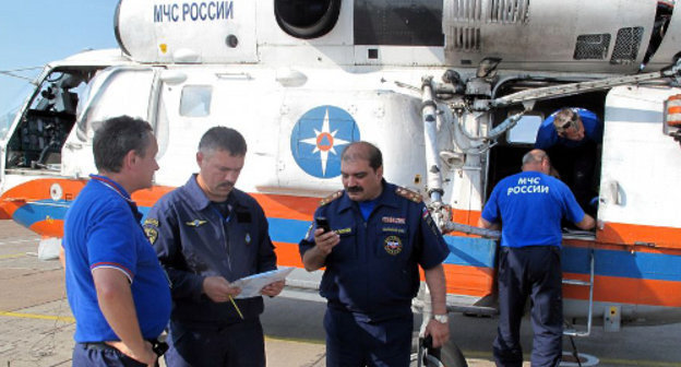 Спасатели МЧС готовятся к поискам пропавших туристов на вертолете К-32 Северо-Кавказского регионального центра МЧС России. Фото предоставлено пресс-службой МЧС Дагестана 