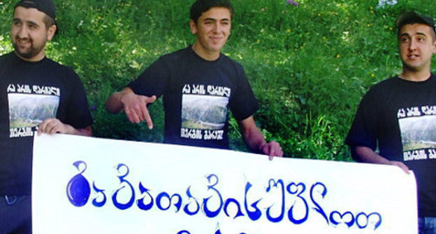 Участники акции против строительства больших ГЭС в Дарьяльском ущелье. Надпись на плакате: "Спасем Терек". Грузия, Казбегский район, село Гергети, 16 июля 2012 г. Фото Эдиты Бадасян для "Кавказского узла"