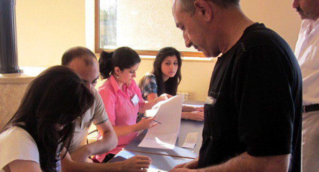 Выборы президента Нагорного Карабаха. Регистрация избирателей на участке №17.  Степанакерт, 19 июля 2012 г. Фото Алвард Григорян для "Кавказского узла"