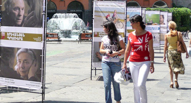 Афиши кинофестиваля "Золотой абрикос". Ереван, июль 2012 г. Фото Армине Мартиросян для "Кавказского узла"