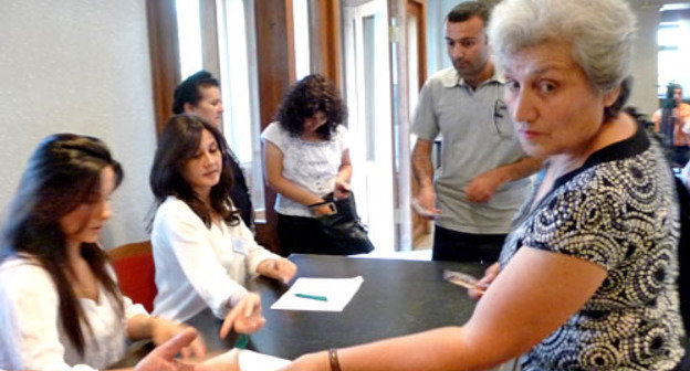 Выборы президента Нагорного Карабаха в Ереване. На снимке: на избирательном участке. 19 июля 2012 г. Фото Армине Мартиросян для "Кавказского узла"