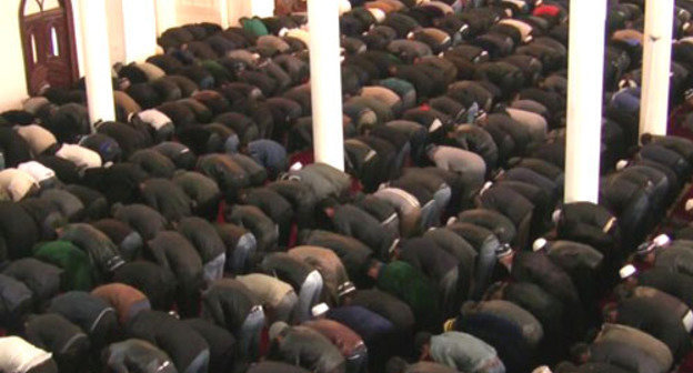 Молитва в мечети. Фото RFE/RL, www.radioazadlyg.org