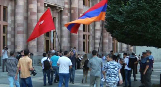 Акция с требованием организовать репатриацию сирийских армян провел Молодежный союз "Айазн". Армения, Ереван, 19 июля 2012 г. Фото azatutyun.am (RFE/RL)