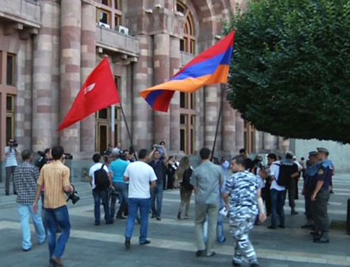 Акция с требованием организовать репатриацию сирийских армян провел Молодежный союз "Айазн". Армения, Ереван, 19 июля 2012 г. Фото azatutyun.am (RFE/RL)