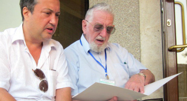 На участке №17 в Степанакерте. Политологи Арсен Мелик-Шахназарян и Виктор Шейнис прибыли в Нагорный Карабах в качестве наблюдателей на выборах президента. 19 июля 2012 г. Фото Алвард Григорян для "Кавказского узла"