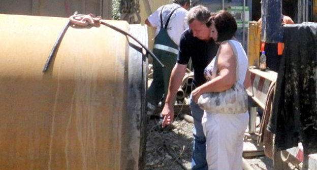 Заместитель главного инженера ЗАО «ПРиСС» Владимир Василенко показывает стройплощадку члену домового комитета улиц Конституции и Юных Ленинцев Вере Гурьяновой. Сочи, 20 июля 2012 г. Фото Светланы Кравченко для "Кавказского узла"