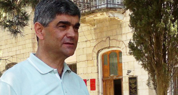 Виталий Баласанян у здания ЦИК НКР. Степанакерт, 15 июня 2012 г. Фото Алвард Григорян для "Кавказского узла"