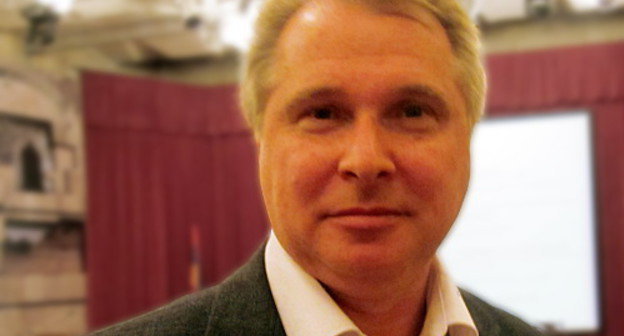 Президент  международного экспертного Центра избирательных систем (ICES) Александр Цинкер после пресс-конференции в Степанакерте 20 июля 2012 г. Фото Алвард Григорян для "Кавказского узла"