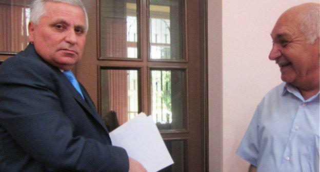 Председатель ЦИК НКР Рашид Петросян и  руководитель пресс-центра при ЦИК НКР Михаил Аджян. Нагорный Карабах, Степанакерт, 22 июля 2012 г. Фото Алвард Григорян для "Кавказского узла"