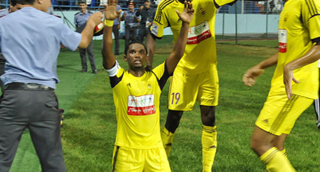 Капитан "Анжи" Самюэль Это'О (в центре) во время матча. Дагестан, Махачкала, 22 июля 2012 г. Фото: ФК "Анжи"