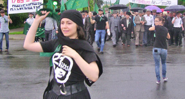 Шествие в День памяти жертв Кавказской войны. Адыгея, Майкоп, 21 июля 2012 г. Фото Олега Чалого для "Кавказского узла"