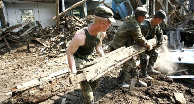 Военные помогают жителям Крымска в уборке завалов после наводнения. Краснодарский край, Крымск, 18 июля 2012 г. Фото: Геннадий Аносов / Югополис