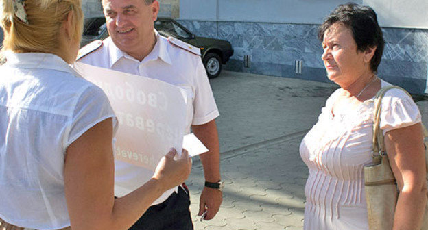 Юрий Кулик, Валентина Череватова и Ирина Колесникова возле здания управления Федеральной службы исполнения наказания по Краснодарскому краю. Краснодар, 24 июля 2012 г. Фото Юрия Власова для "Кавказского узла"